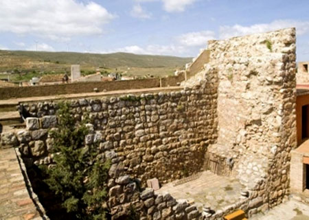 Torreón del Siglo XII y patio interior (Foto: Castillo de Grisel)